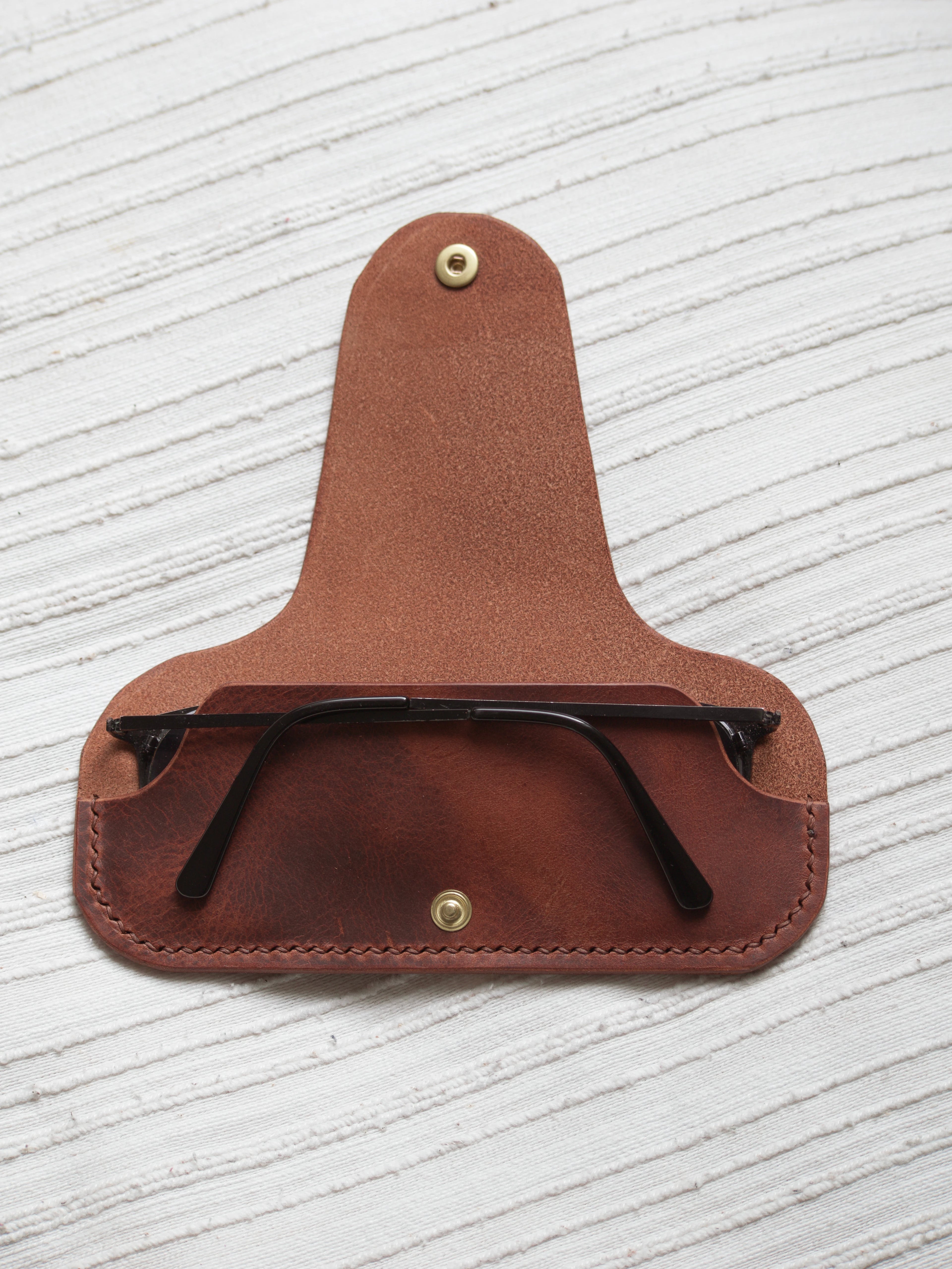 Étui à lunettes en cuir cognac protégeant lunettes de vue et solaires