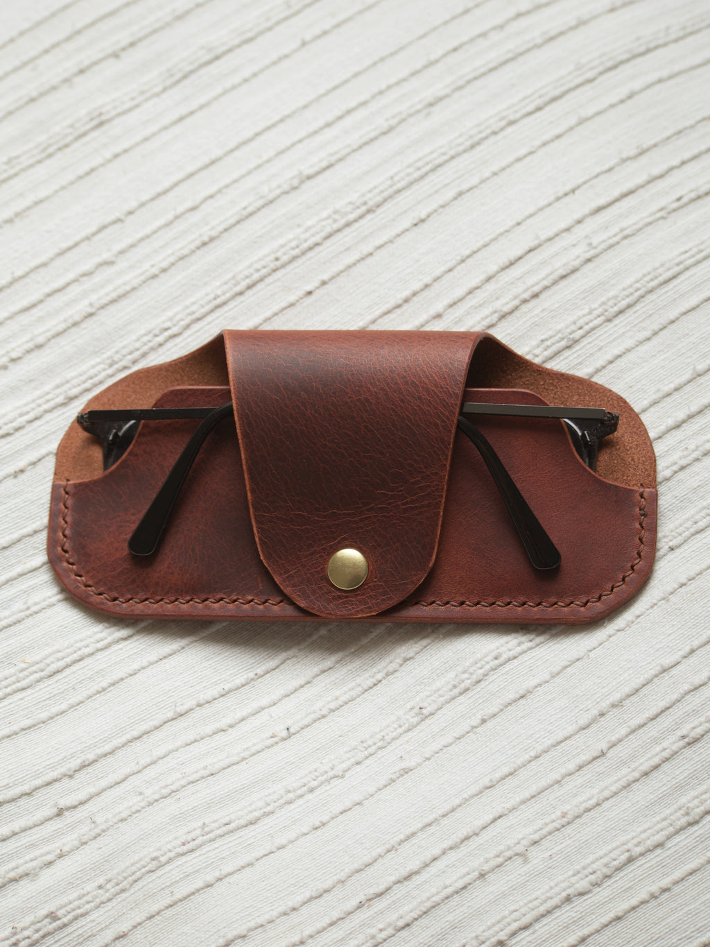 Étui à lunettes en cuir wax cognac, fait main par Atelier Casciano