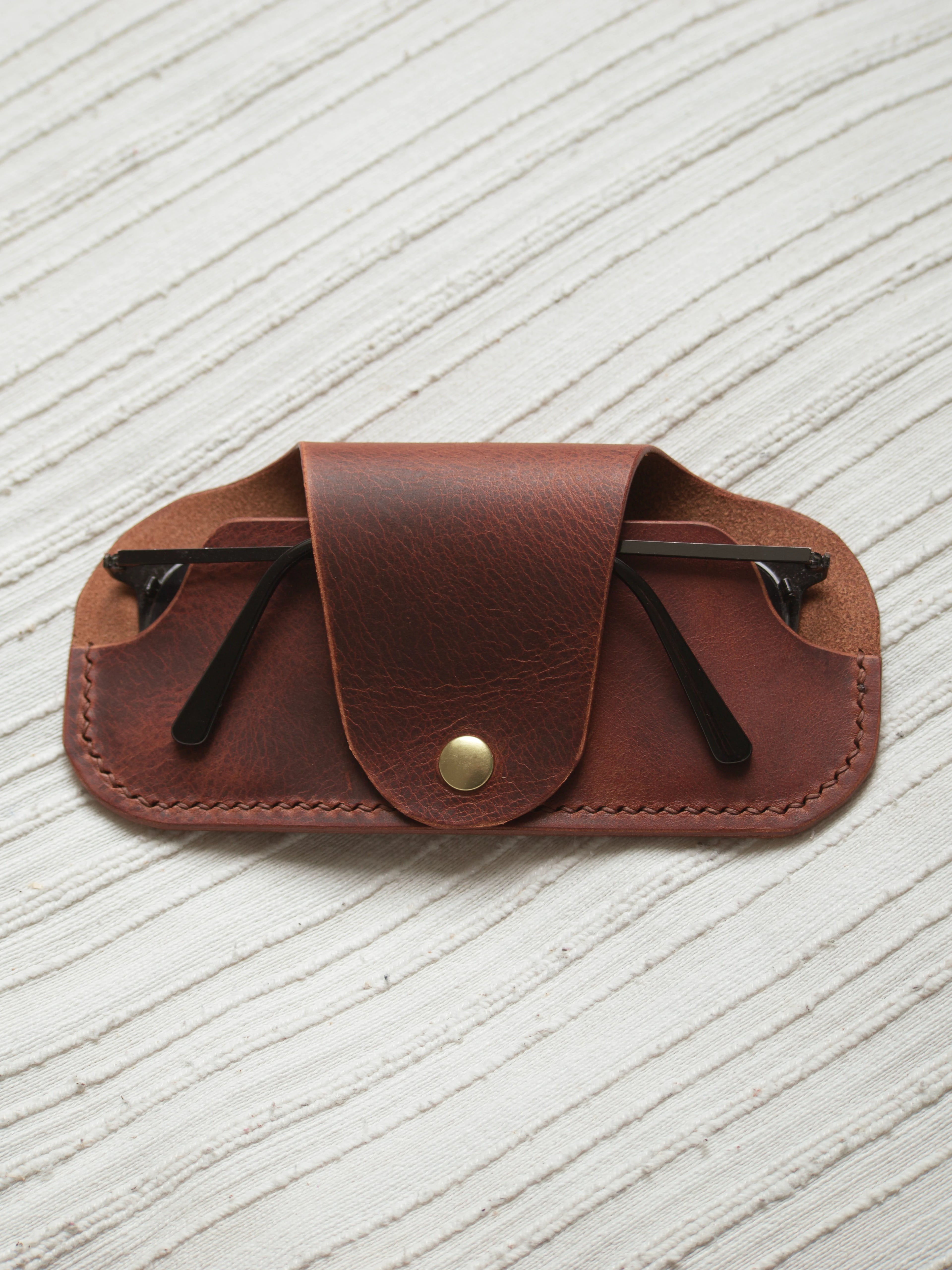Étui à lunettes en cuir wax cognac, fait main par Atelier Casciano