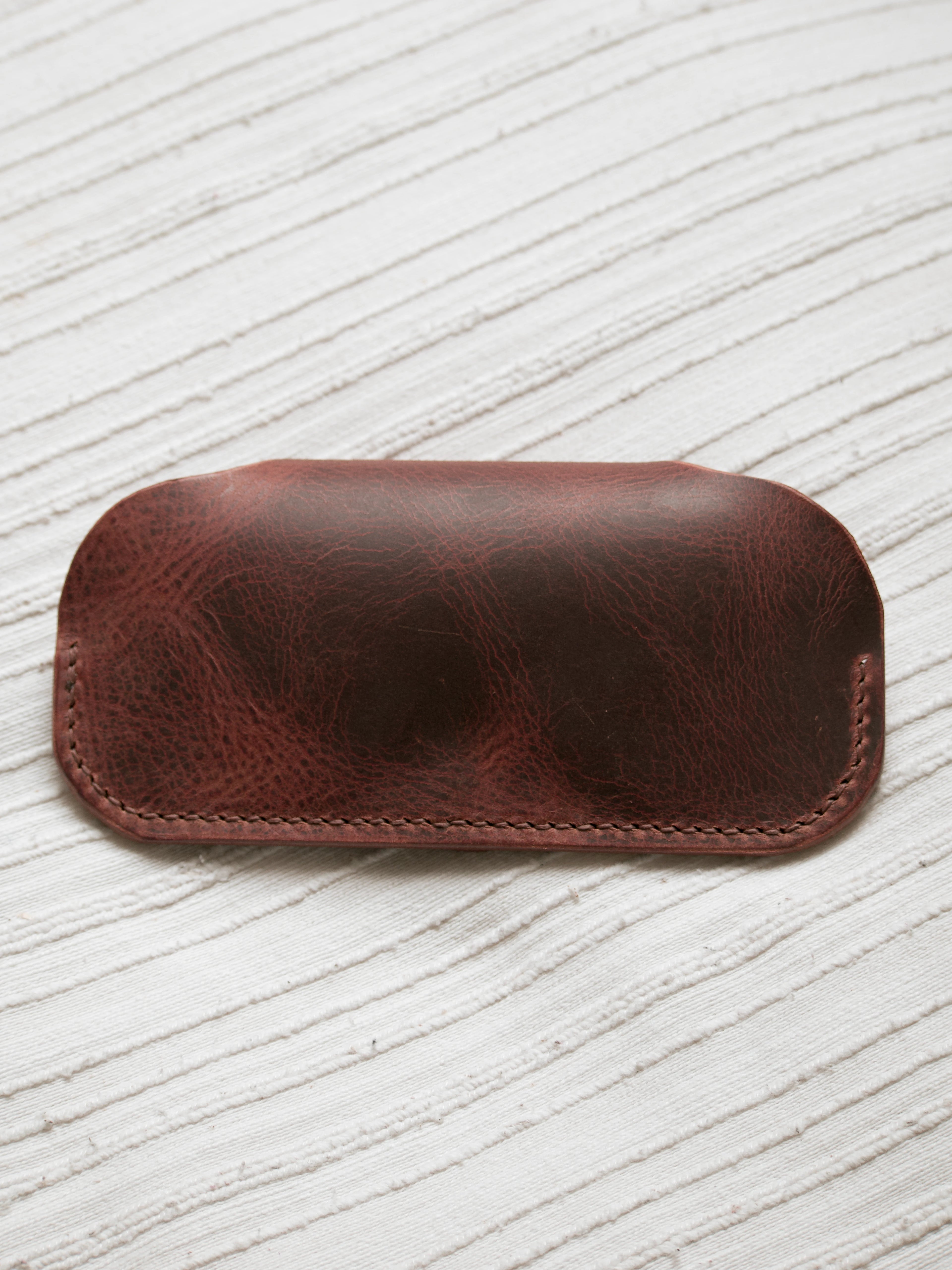 Étui à lunettes en cuir wax cognac qui se patine avec le temps