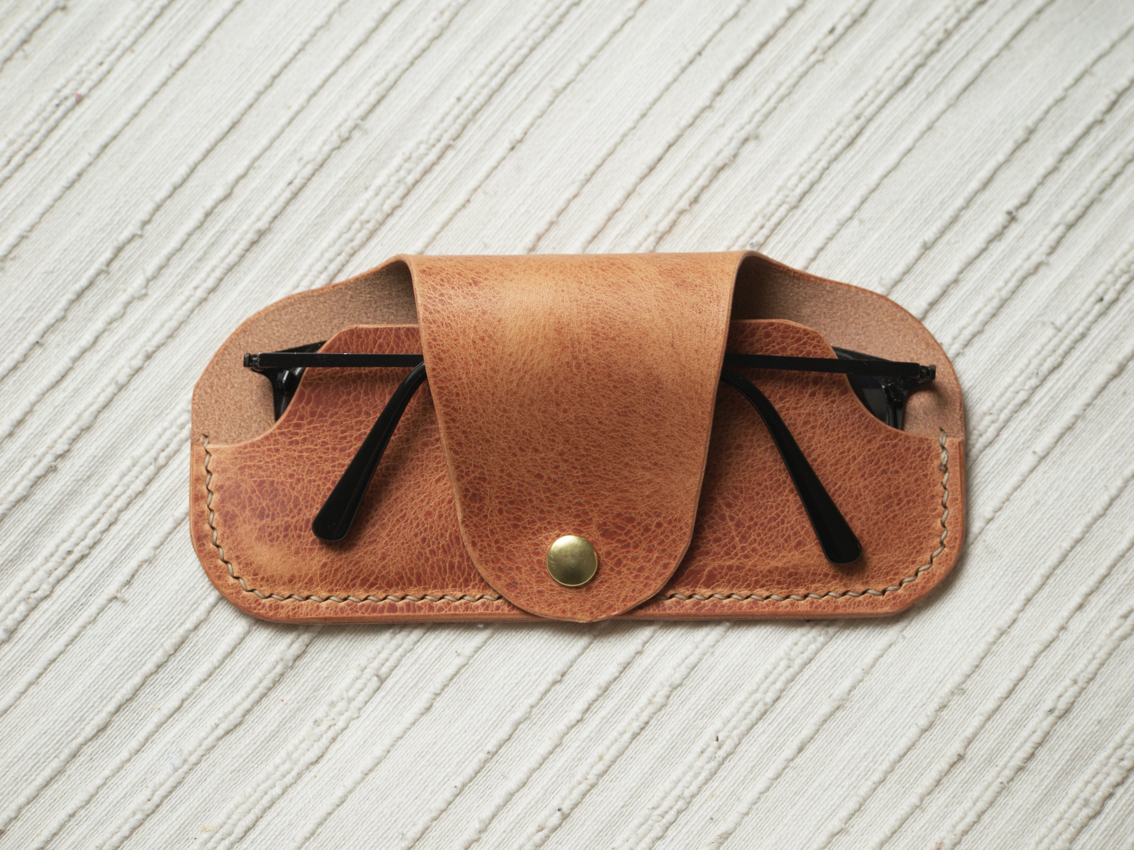 Étui à lunettes en cuir wax sable fait main, Atelier Casciano