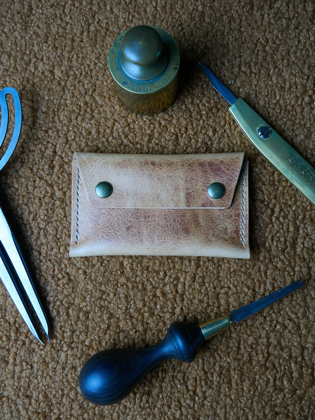 Porte-cartes en cuir wax naturel, fait main par Atelier Casciano