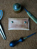 Porte-cartes en cuir wax naturel, fait main par Atelier Casciano