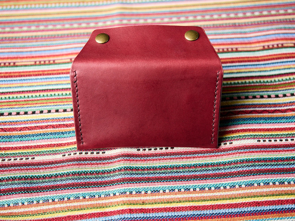 Porte-cartes en cuir bordeaux, couture main au fil wax