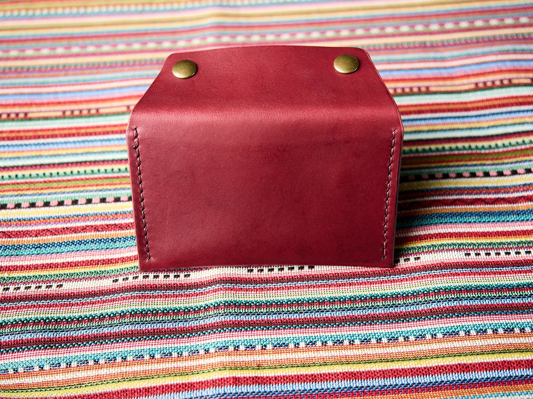 Porte-cartes en cuir bordeaux, couture main au fil wax