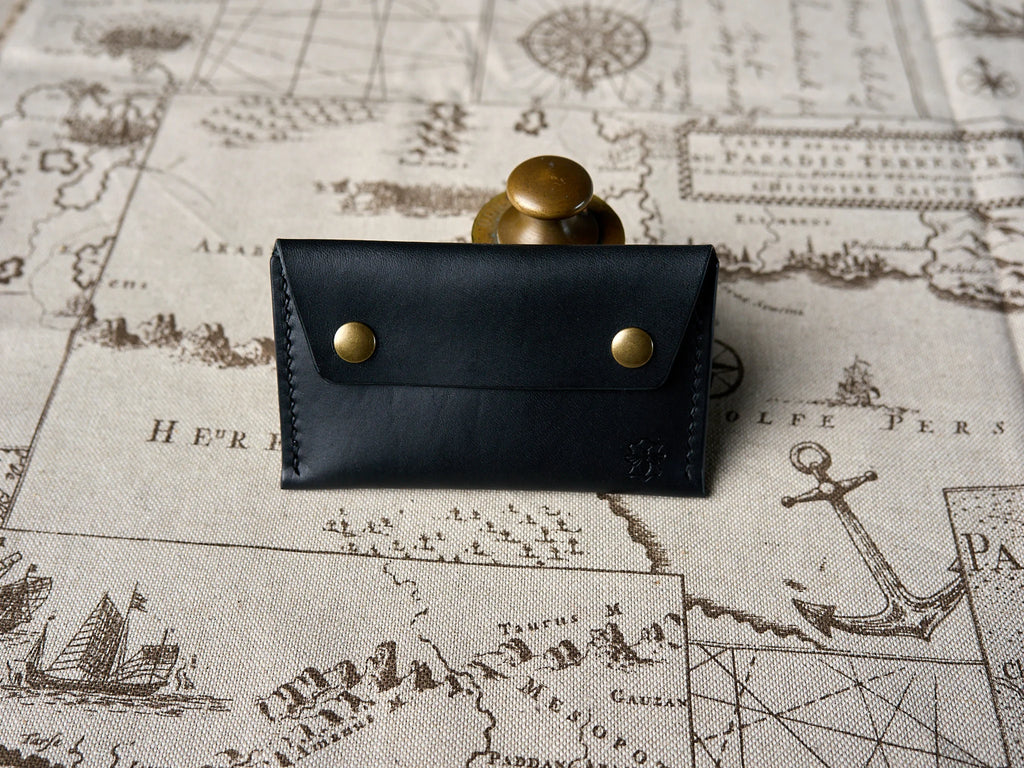 Porte-cartes en cuir noir lisse, fait main par Atelier Casciano