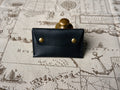 Porte-cartes en cuir noir lisse, fait main par Atelier Casciano