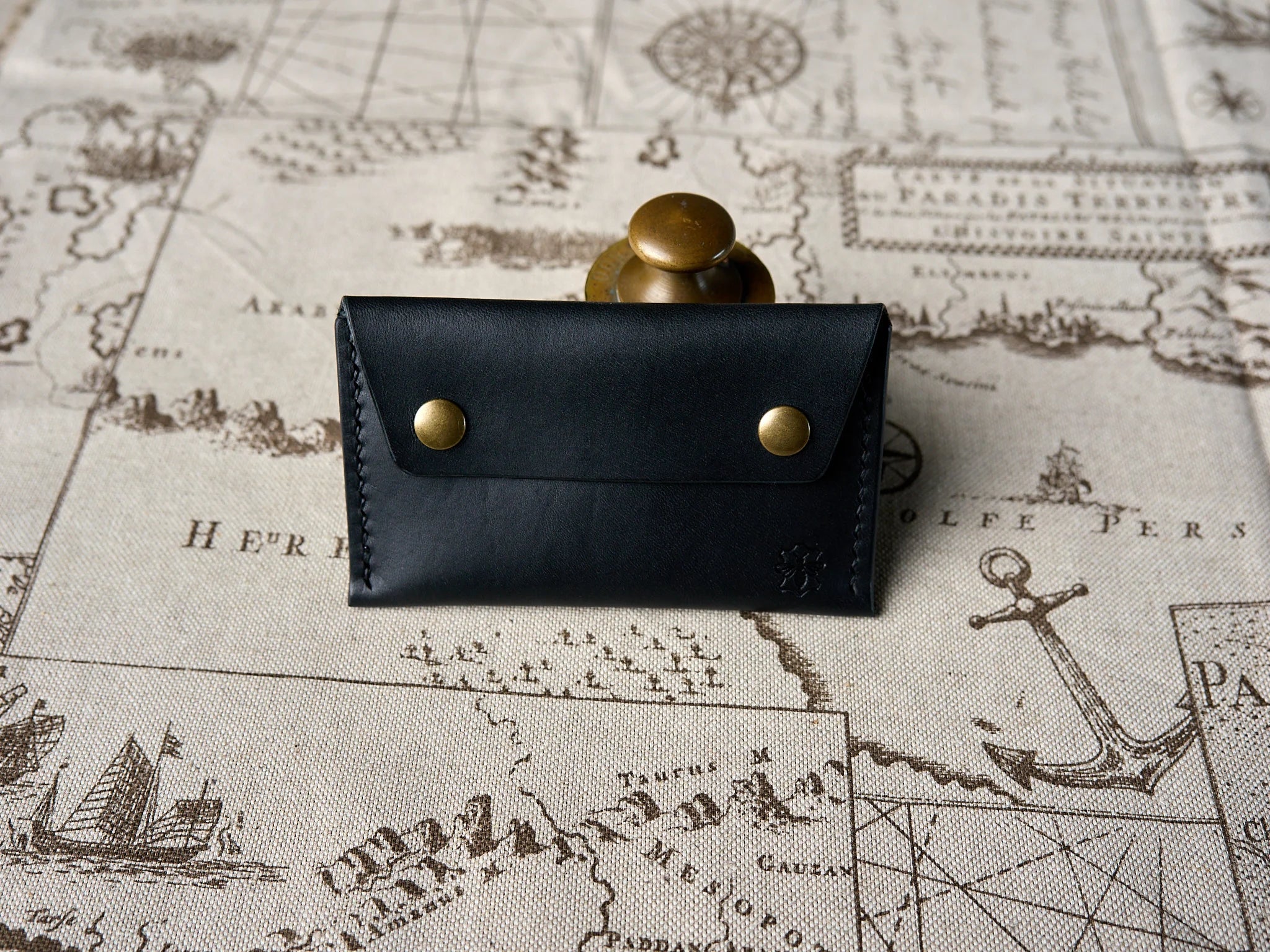 Porte-cartes en cuir noir lisse, fait main par Atelier Casciano