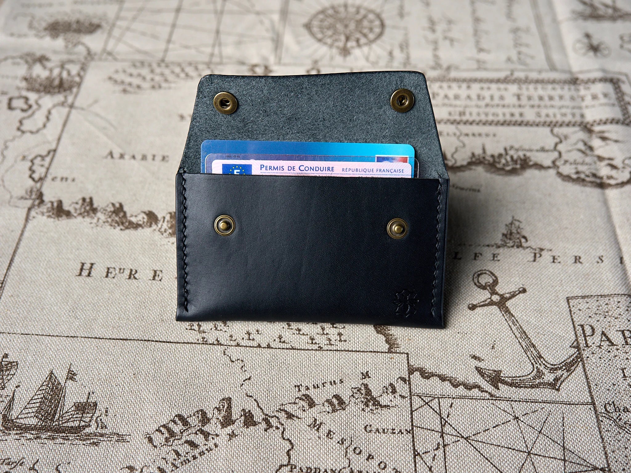 Porte-cartes noir en cuir véritable, élégant et discret