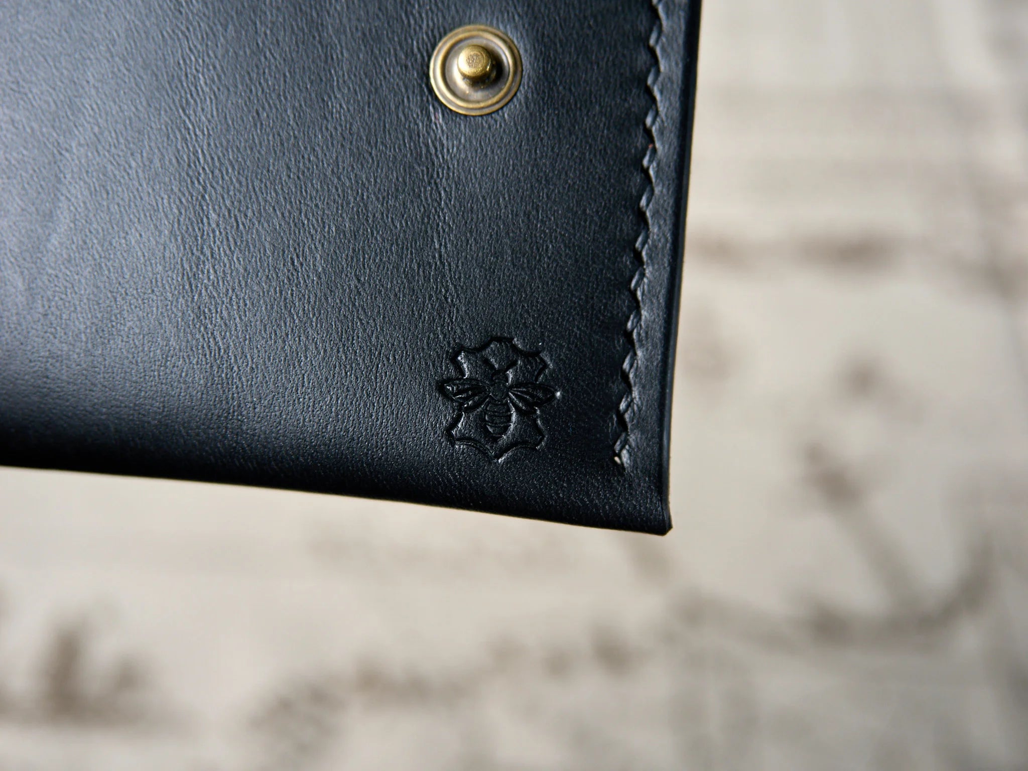 Porte-cartes noir compact pour ranger jusqu'à 10 cartes et la monnaie