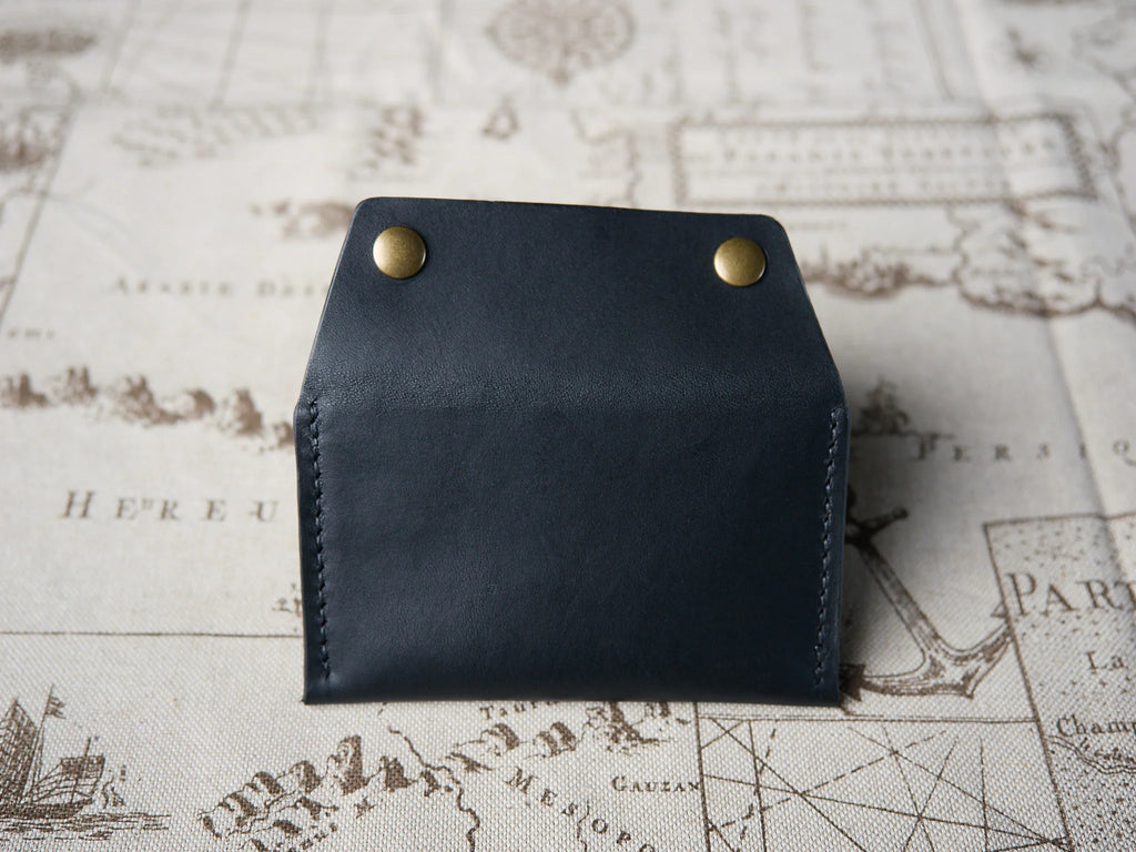 Porte-cartes en cuir noir, boutons pression en laiton vieilli