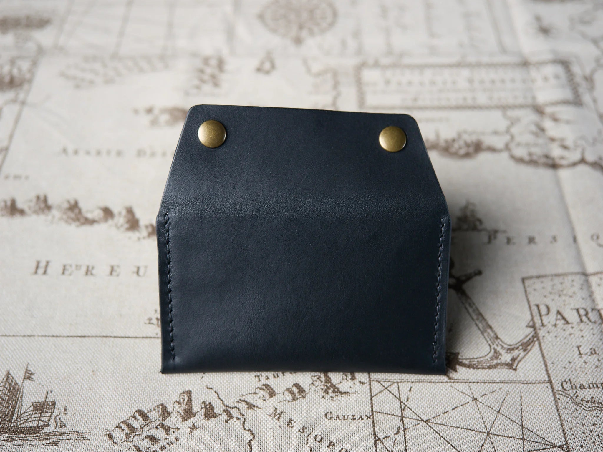 Porte-cartes en cuir noir, boutons pression en laiton vieilli
