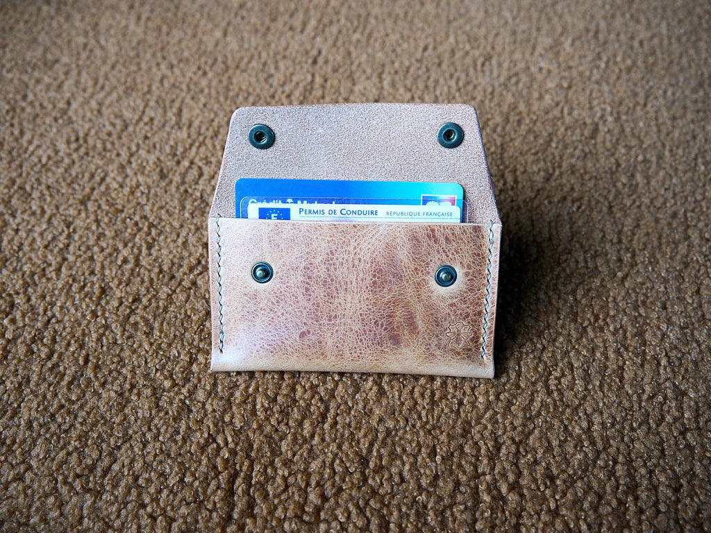 Porte-cartes en cuir wax naturel à la teinte claire qui se patine