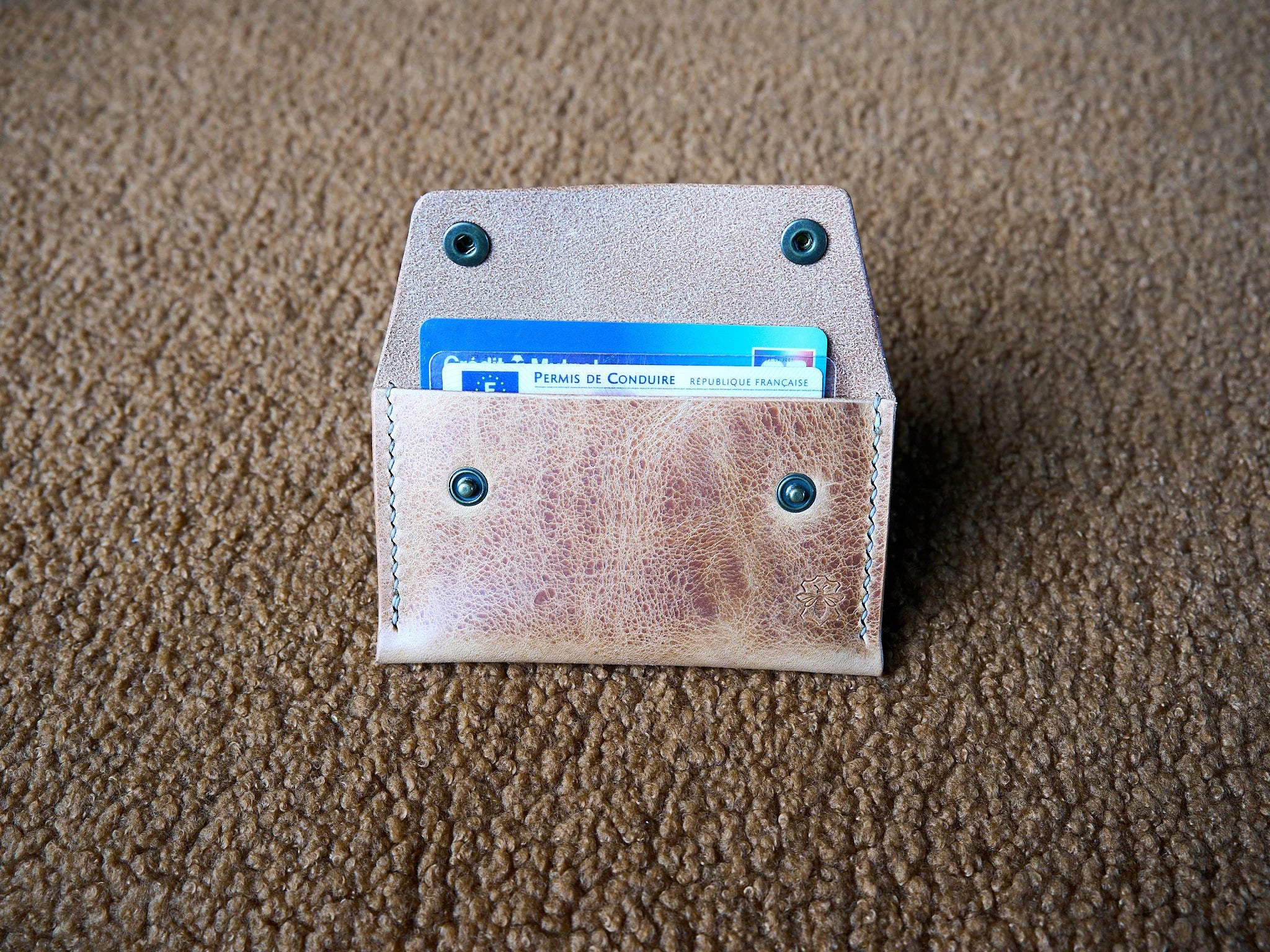 Porte-cartes en cuir wax naturel à la teinte claire qui se patine
