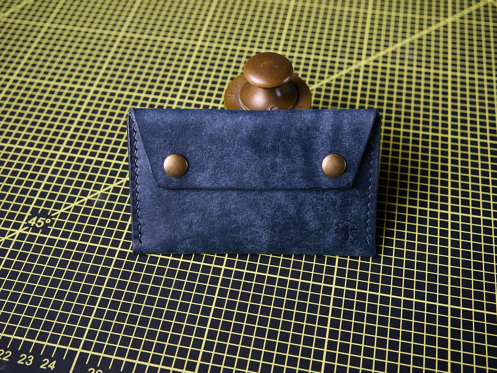 Porte-cartes en cuir Pueblo bleu marine, fait main par Atelier Casciano