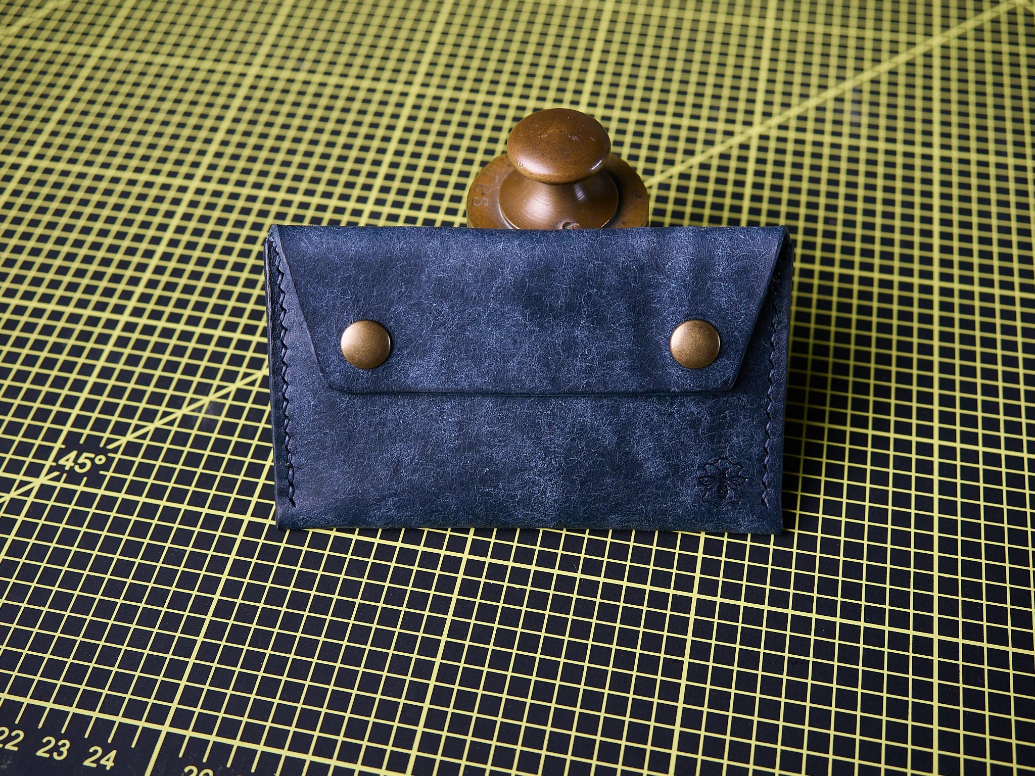 Porte-cartes en cuir Pueblo bleu marine, fait main par Atelier Casciano