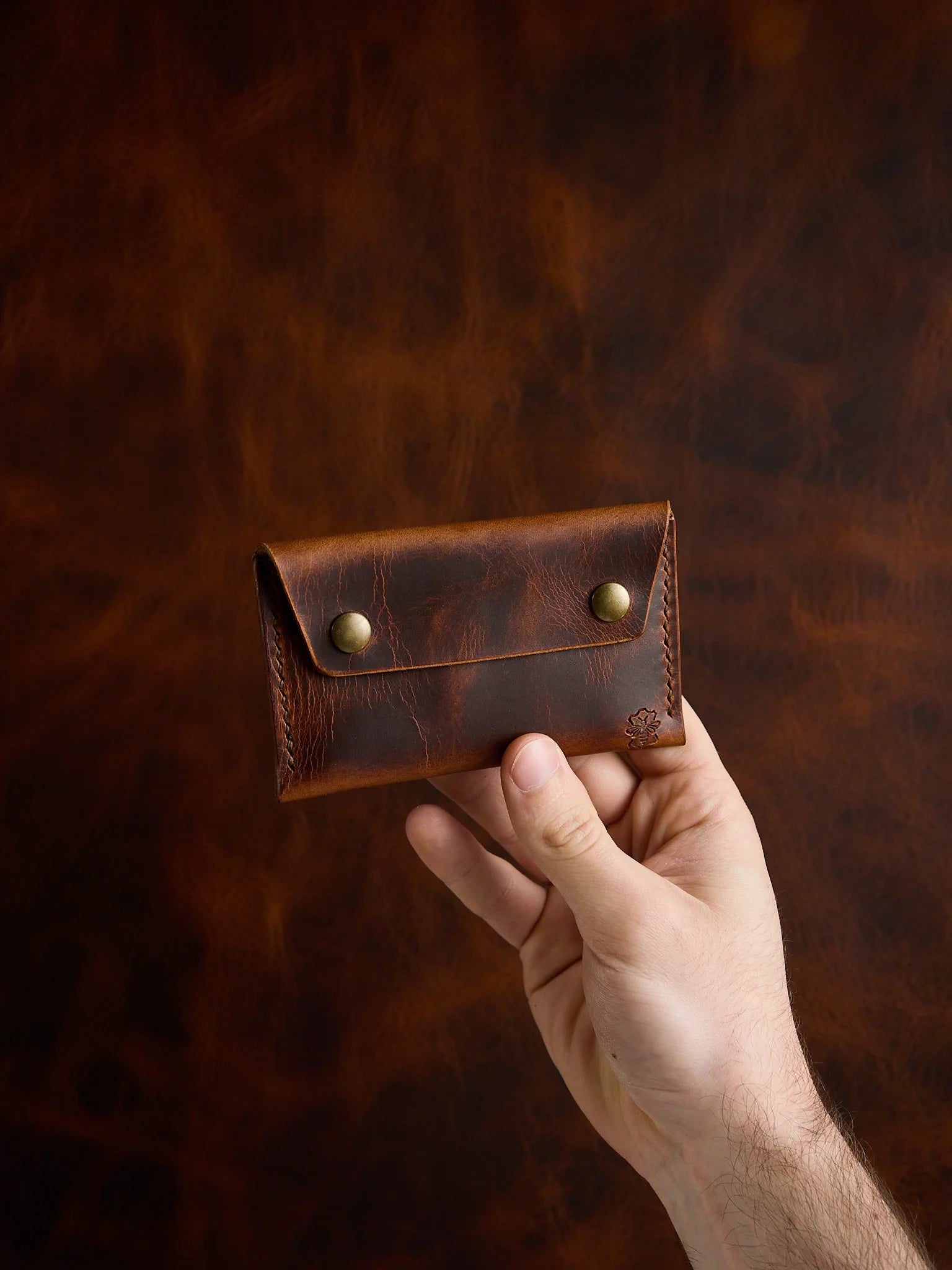 Porte-cartes en cuir wax cognac, fait main par Atelier Casciano