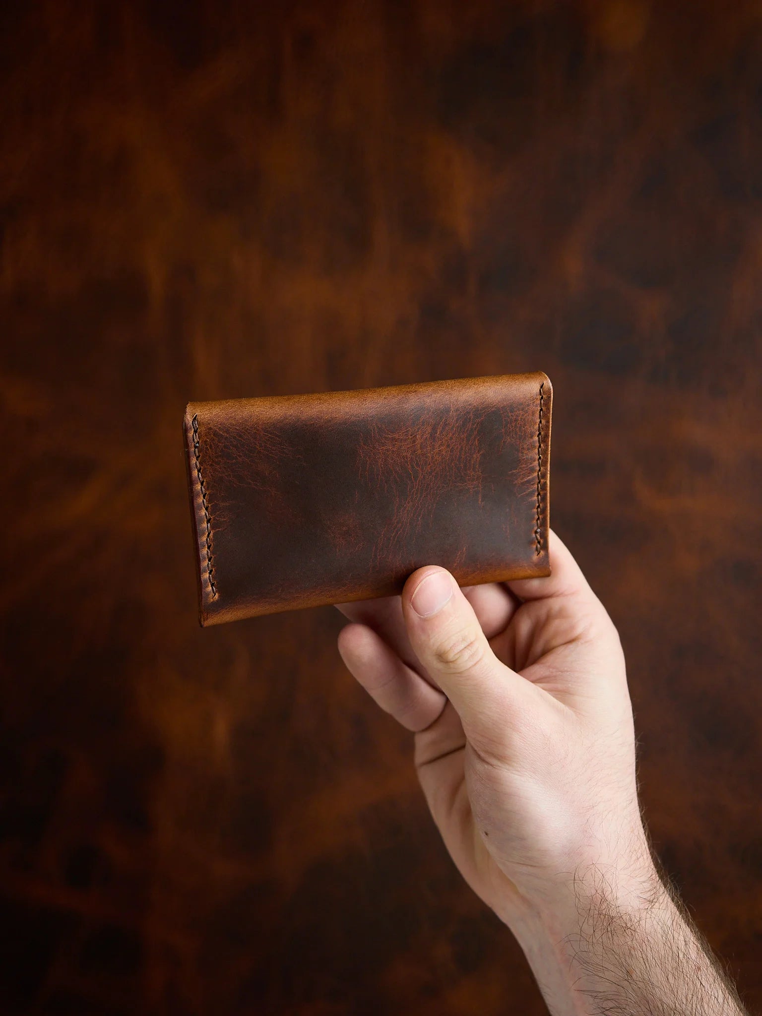 Porte-cartes en cuir wax cognac, couture main au fil wax