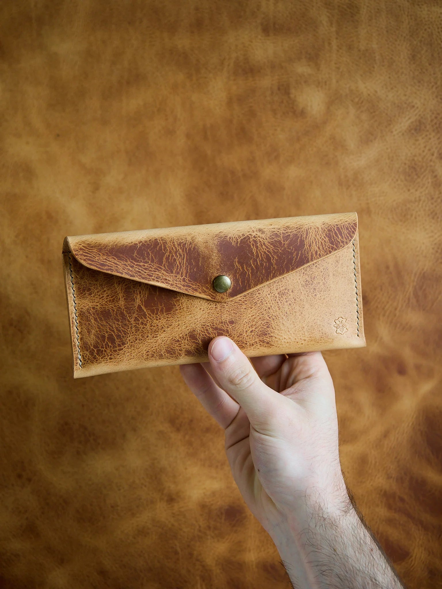 Enveloppe à billets en cuir wax naturel, faite main par Atelier Casciano