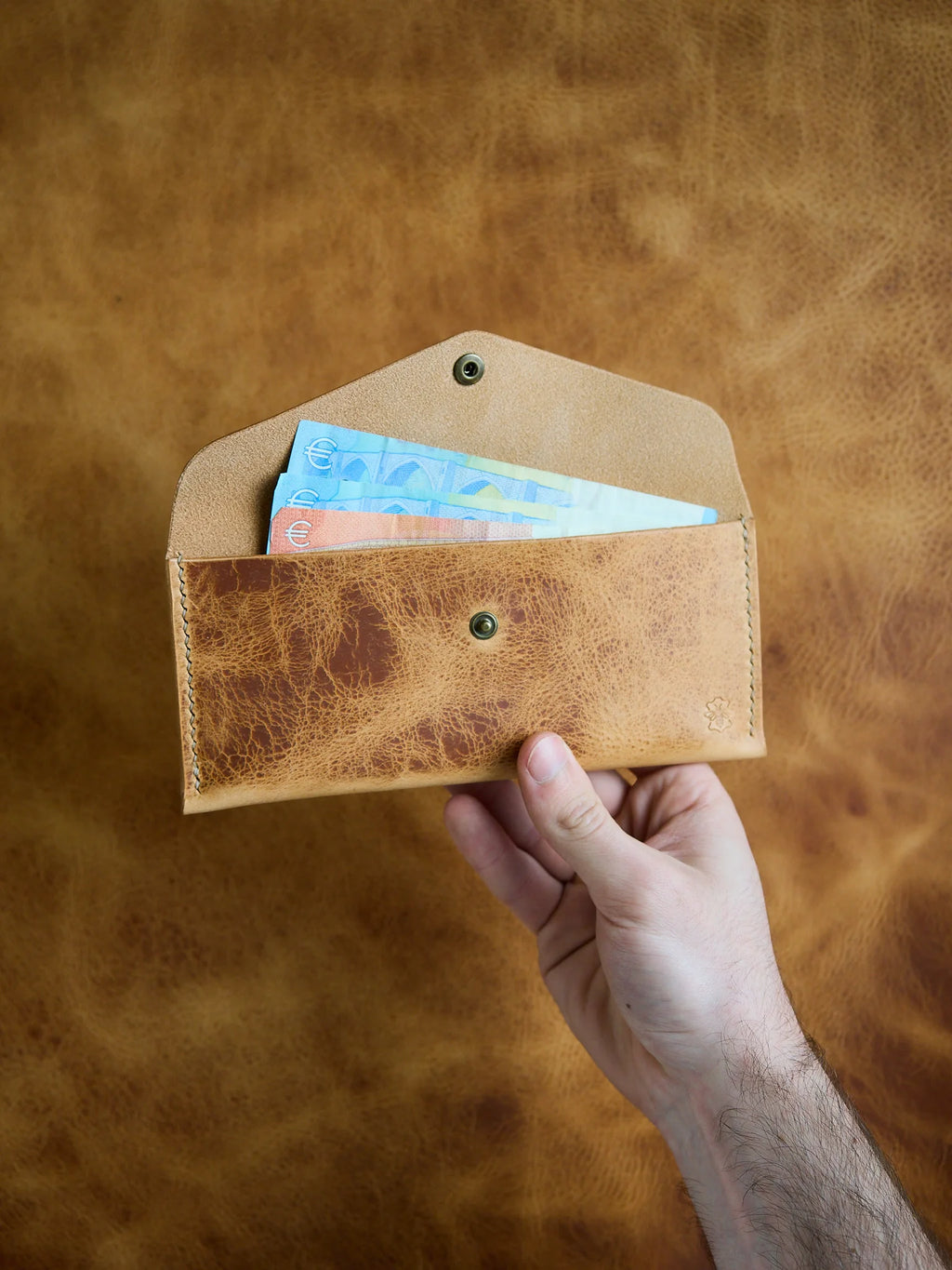 Porte-billets en cuir wax naturel à la teinte claire qui se patine