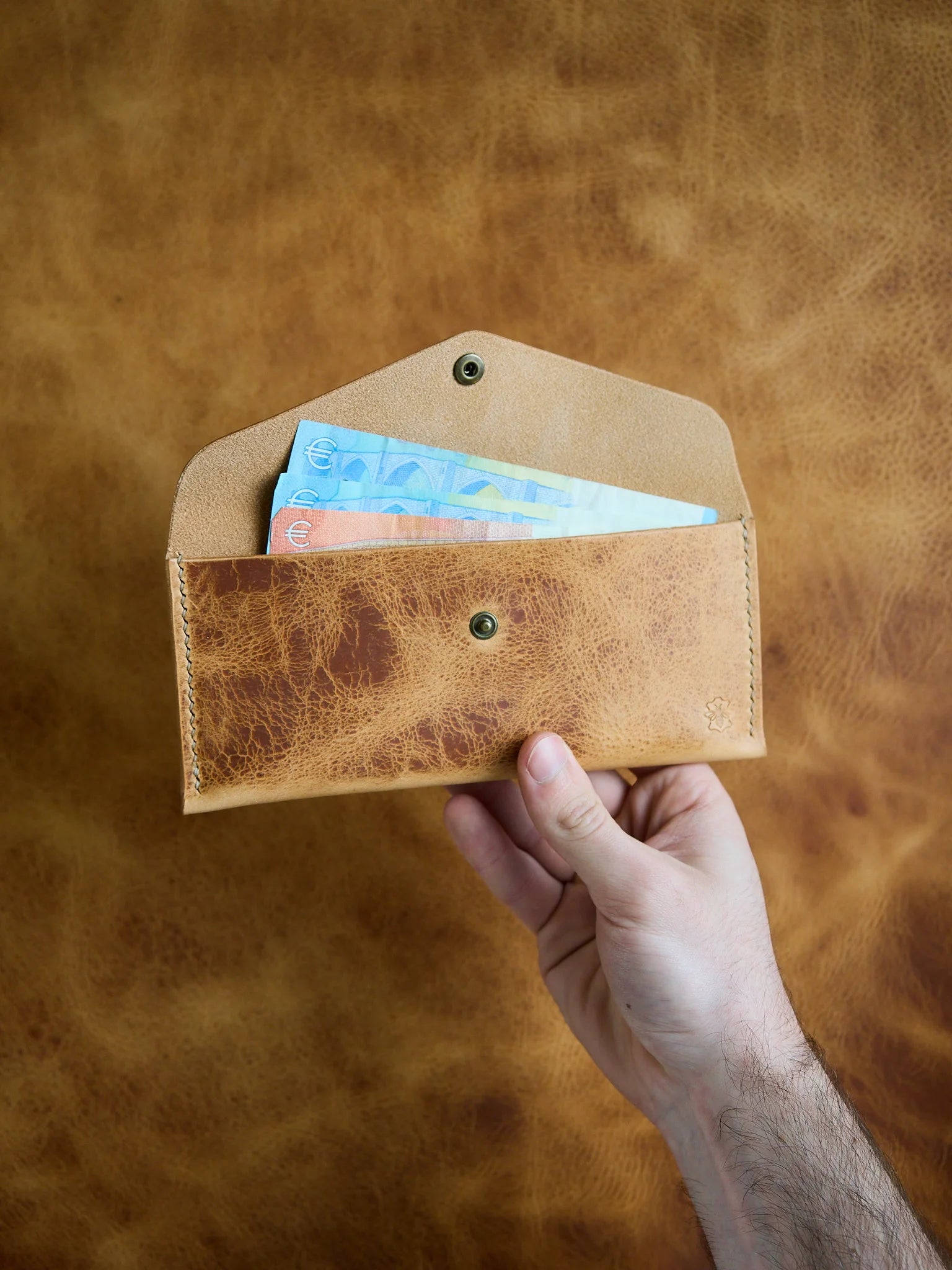 Porte-billets en cuir wax naturel à la teinte claire qui se patine
