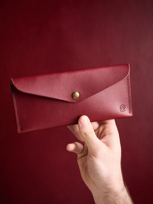 Enveloppe à billets en cuir bordeaux lisse, faite main par Atelier Casciano