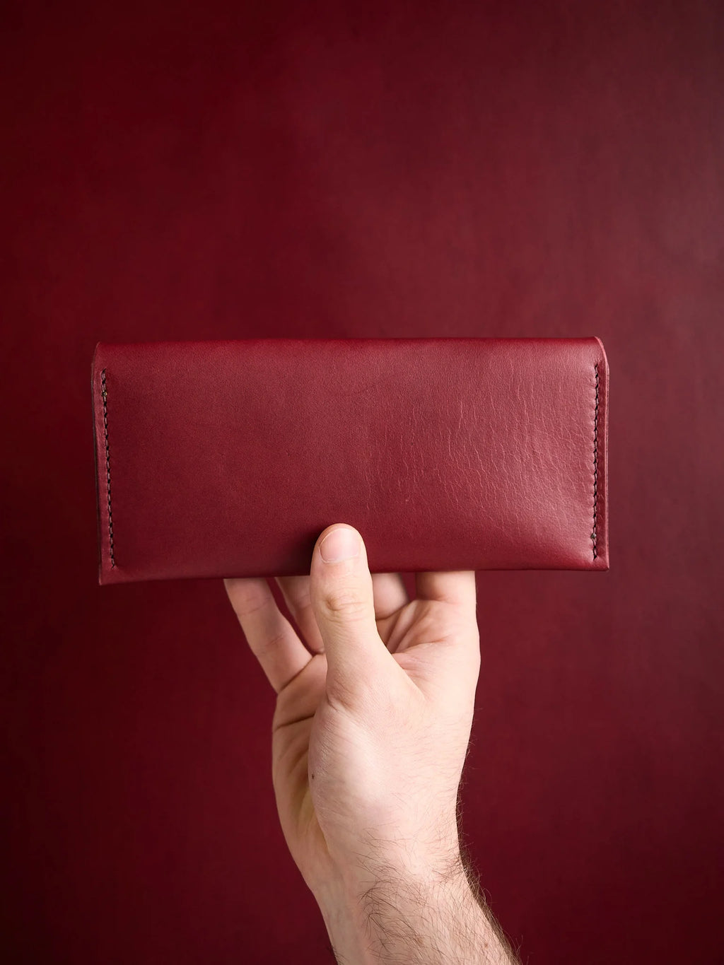 Enveloppe à billets en cuir bordeaux, fermeture par bouton pression laiton