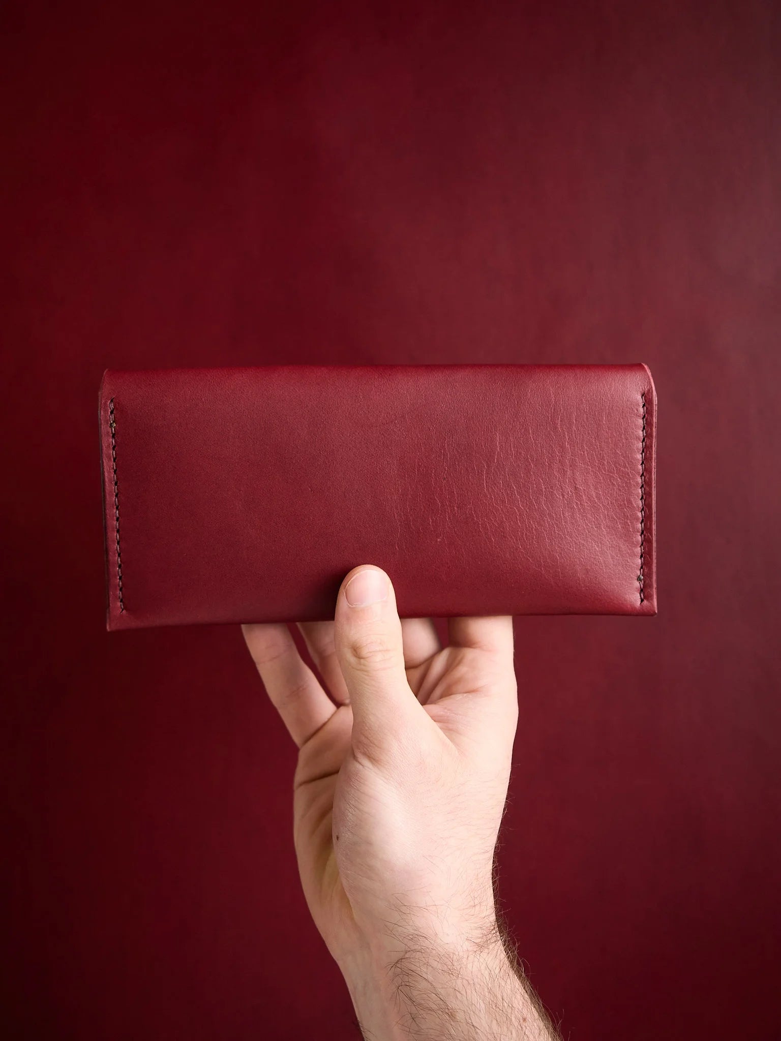 Enveloppe à billets en cuir bordeaux, fermeture par bouton pression laiton