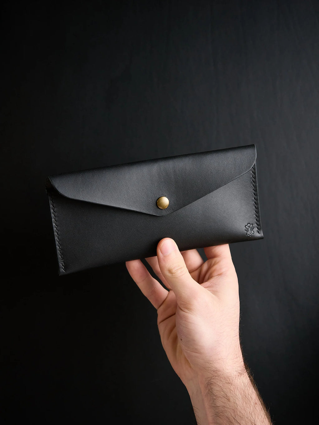 Enveloppe à billets en cuir noir lisse, faite main par Atelier Casciano