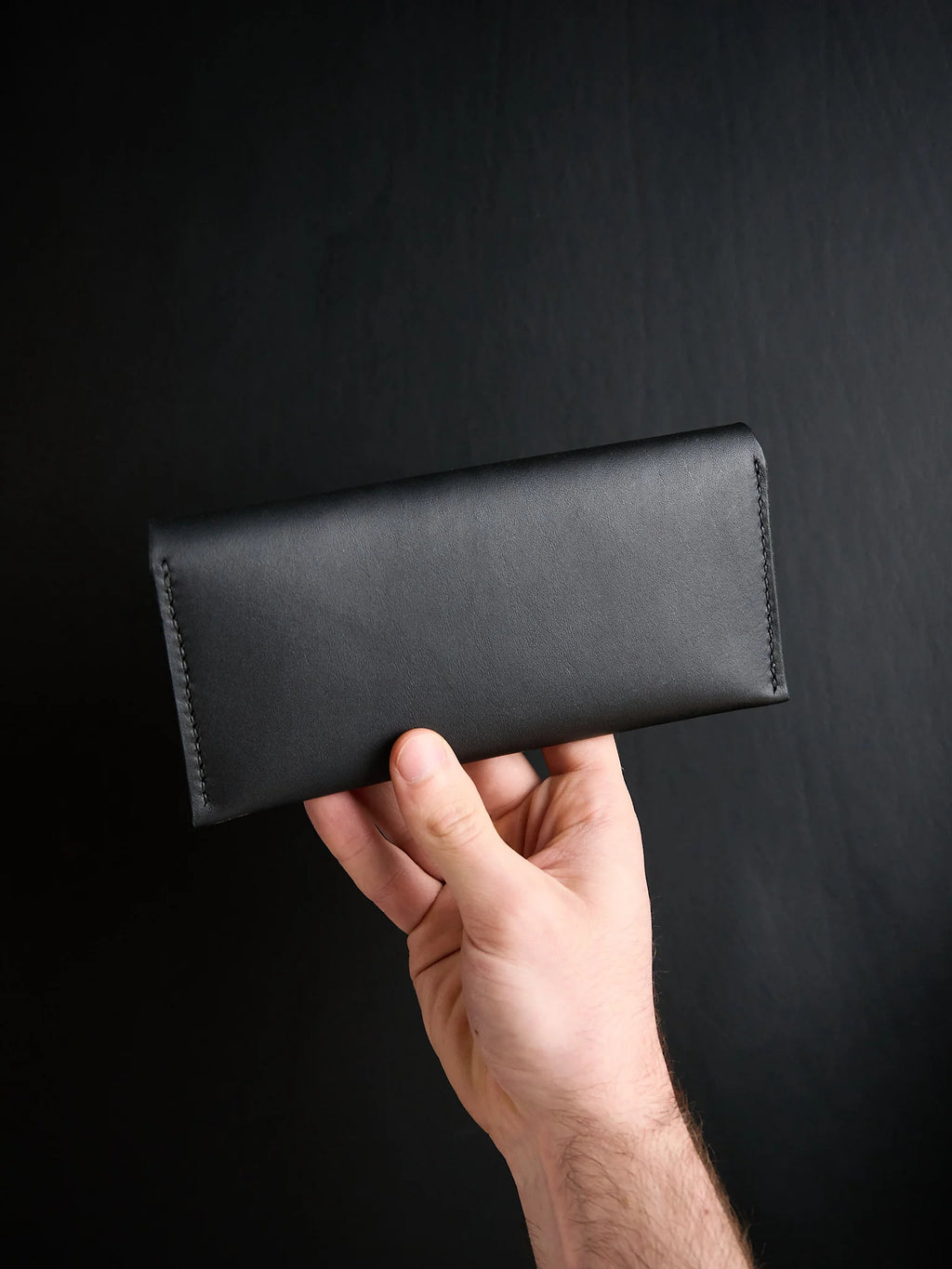 Enveloppe à billets en cuir noir, fermeture par bouton pression laiton