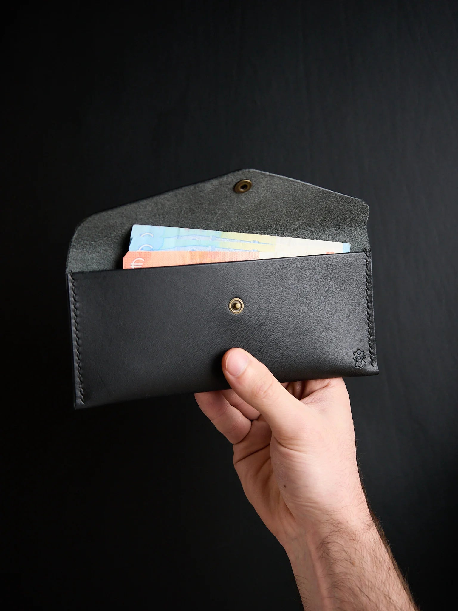 Porte-billets noir en cuir véritable, sobre et élégant