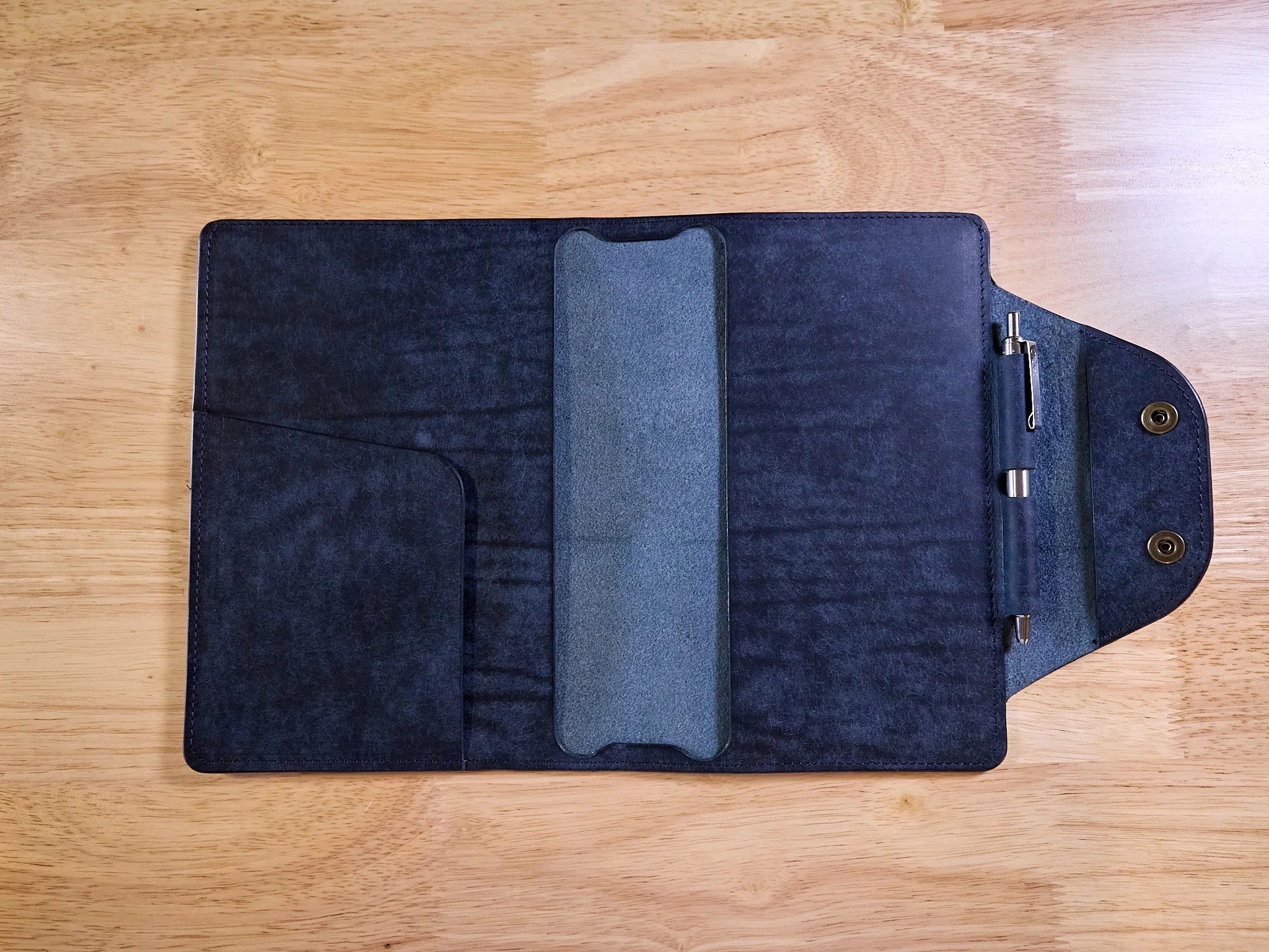 Couverture de carnet A5 en cuir Pueblo bleu marine, faite main par Atelier Casciano