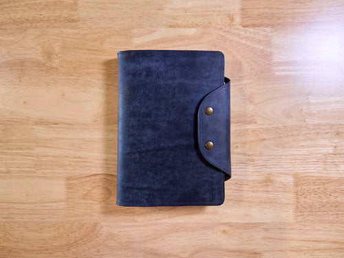 Couverture de carnet en cuir Pueblo marine de la tannerie Badalassi Carlo