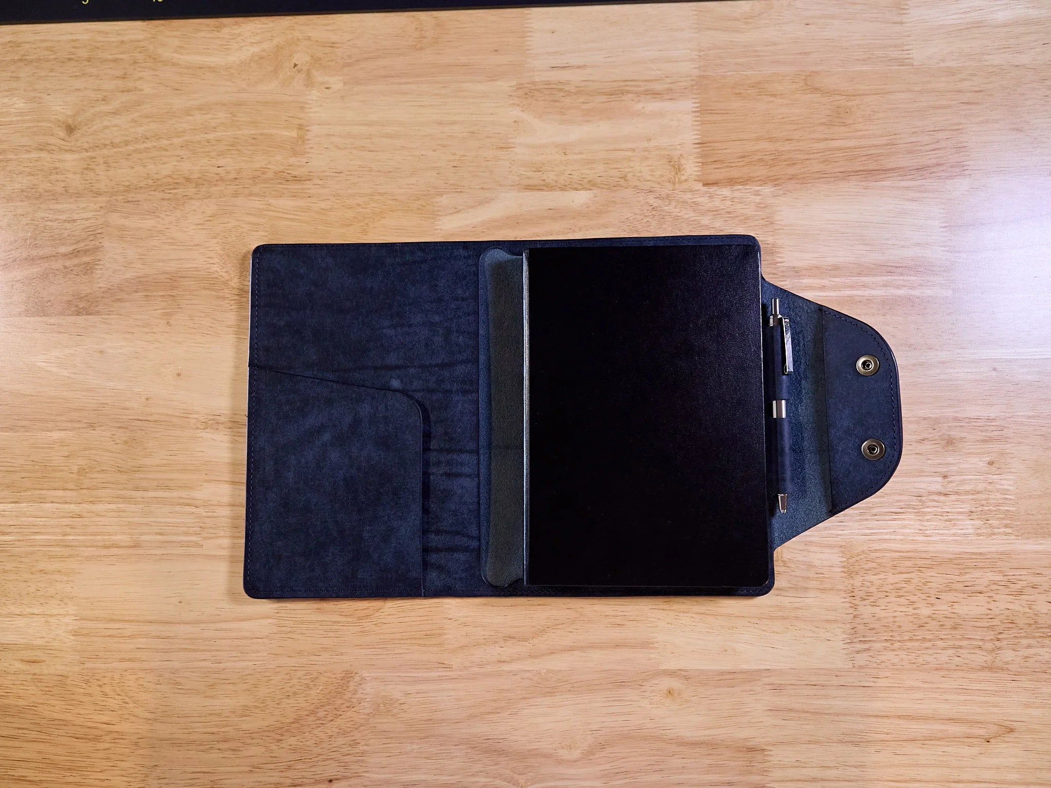 Couverture de carnet A5 bleu marine en cuir Pueblo à la patine évolutive
