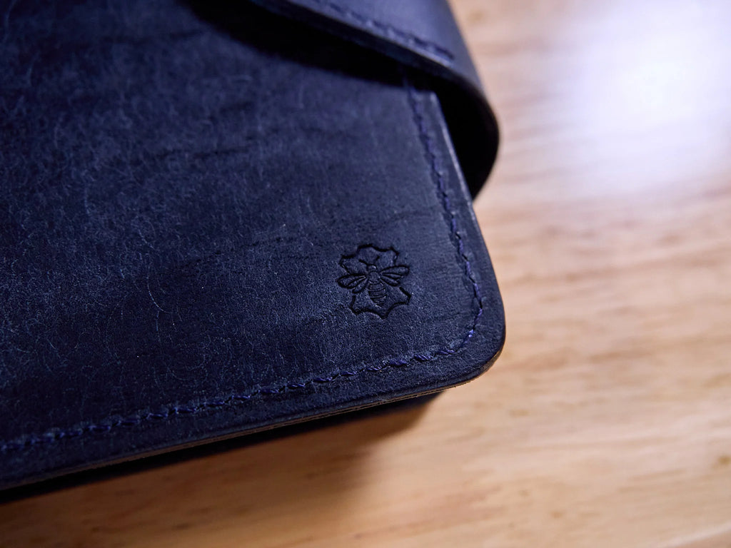 Intérieur de la couverture de carnet A5 en cuir Pueblo marine, pochette et fente à crayon